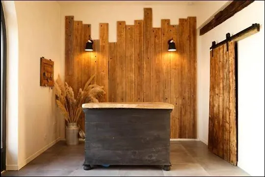 לינה וארוחת בוקר Perbos 1556 4*