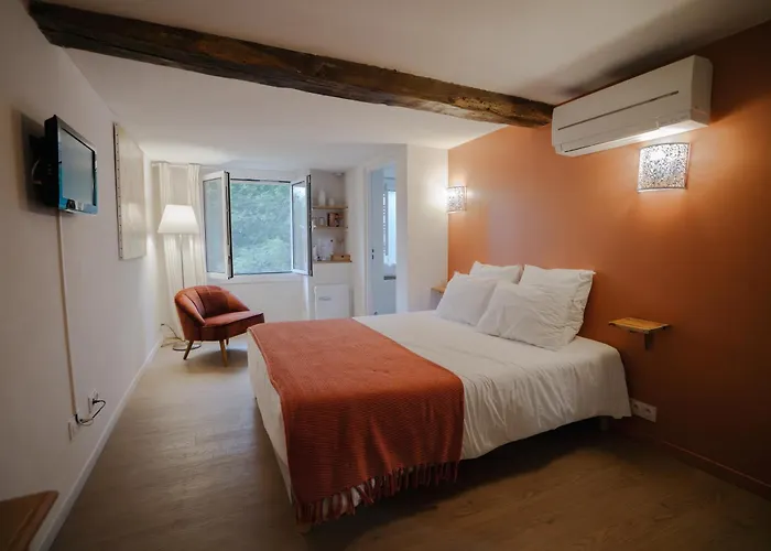 לינה וארוחת בוקר Perbos 1556 4*